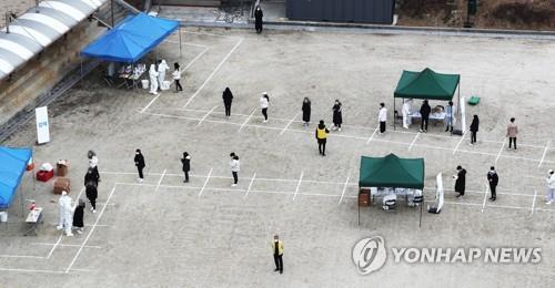 코로나19 검사받는 고등학생들  [사진=연합뉴스]