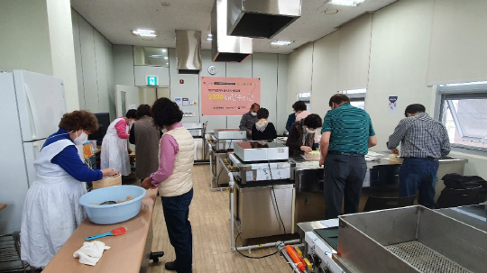 대전문화재단이 운영하는 대전전통나래관은 대전시무형문화재 음식 종목 전수교육 프로그램인 
