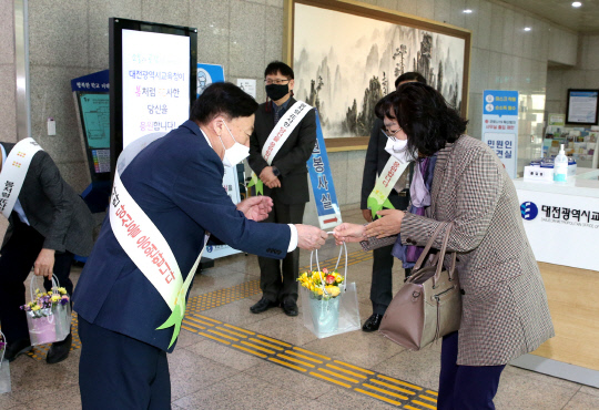 설동호 대전시교육감이 5일 대전시교육청에서 출근하는 직원에게 꽃바구니를 전달하고 있다. 사진=대전시교육청 제공
