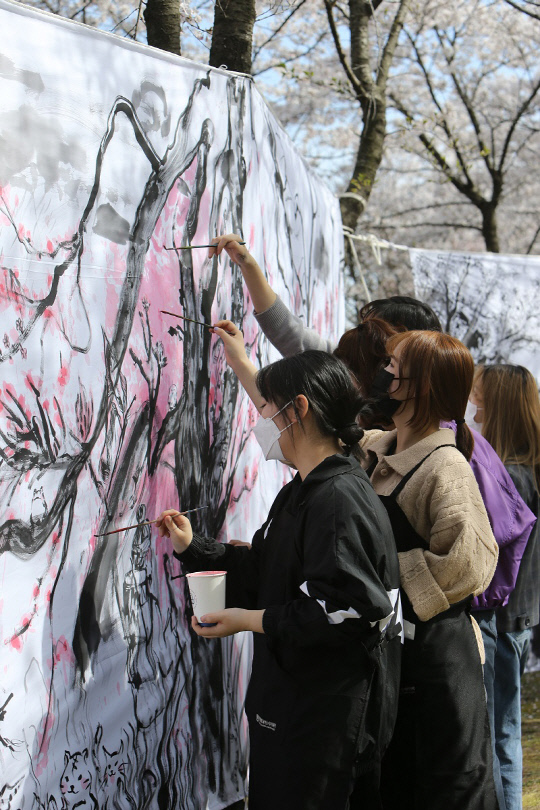 목원대 미술디자인대학 미술학부 1학년 학생들이 5일 교정 내 벚꽃길에서 진행된 야외수업에 참여하고 있다. 사진=목원대 제공
