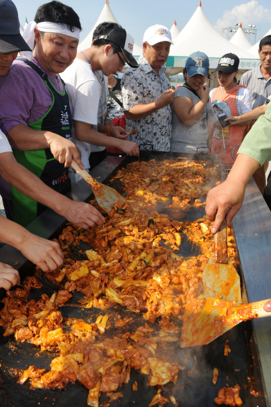 춘천 닭갈비축제에 참석한 시민들이 100인분 닭갈비만들기에 도전하고 있다.

