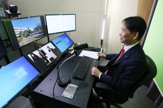 이광형 KAIST 총장이 8일 온라인 기자간담회를 갖고 KAIST 운영 방안 등 비전을 밝혔다. 사진=KAIST 제공
