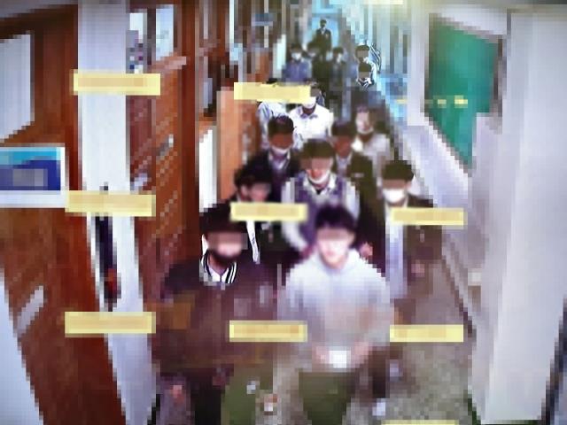 대전 한 학교에서 학생들이 마스크를 쓰지 않거나 턱에 걸친 채 얘기를 나누고 있다. 사진=대전시 제공
