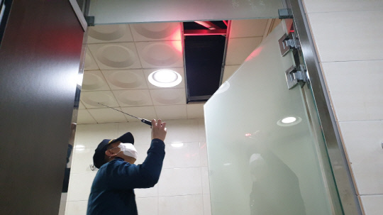 천안서북경찰서 경찰관이 전파탐지기를 활용해 화장실 천장에 불법카메라 점검하고 있다. 사진=천안서북경찰서 제공
