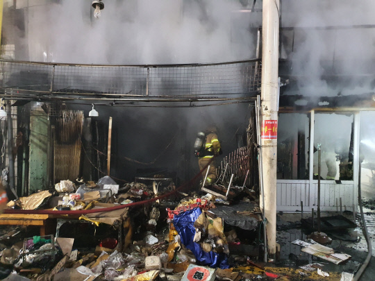 청주 육거리 시장 점포에 불이나 점포 3개를 태우고 1시간여 만에 꺼졌다. 사진=충북소방본부 제공
