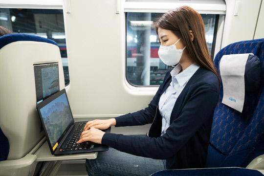 KTX-이음 승객이 좌석에서 노트북을 사용하는 모습. 사진=코레일 제공