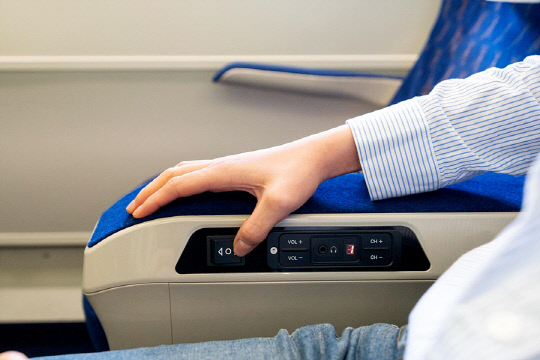 KTX-이음 승객이 좌석 손잡이에 설치된 전동 리클라이닝 버튼으로 좌석 등받이를 조정하고 있다. 사진=코레일 제공 
