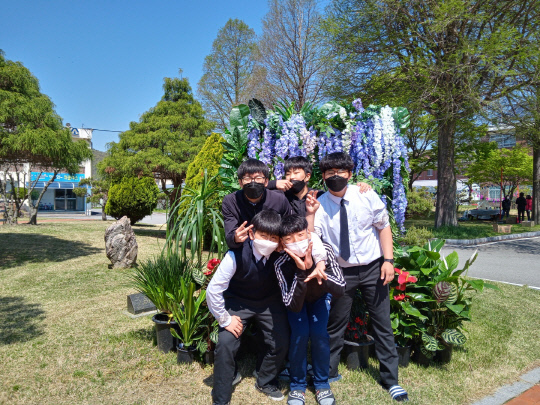 공주생명과학고등학교(문금자 교장)에서 봄을 맞아 코로나에 지친 학생들을 위해 꽃으로 힐링 정원을 만들어 프로젝트 전시회 `학교 안 봄소풍`을 개최해 눈길을 끌고 있다. 사진=공주생명과학고 제공 

