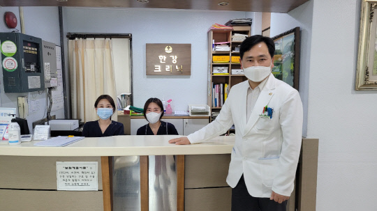 대장 항문 전문 병원인 한강외과를 이끌고 있는 김성철 원장(오른쪽)이 직원들과 기념촬영을 하고 있다. 사진=김소연 수습기자
