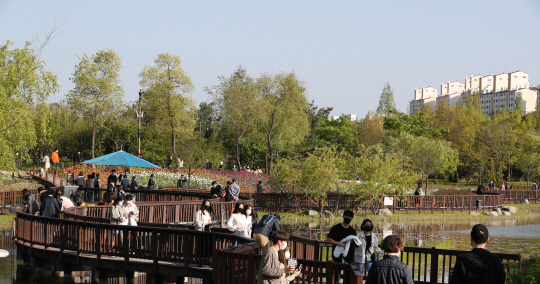 황사가 걷히고 맑은 하늘이 드러난 18일 대전 서구 한밭수목원을 찾은 시민들이 봄기운을 만끽하며 휴일 오후를 보내고 있다. 신호철 기자
