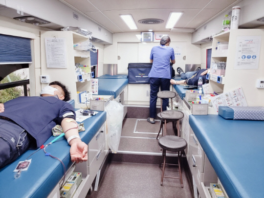 현장 인력들이 `찾아가는 헌혈버스`안에서 헌혈을 진행하고 있다. 사진=대전세종충남혈액원 제공
