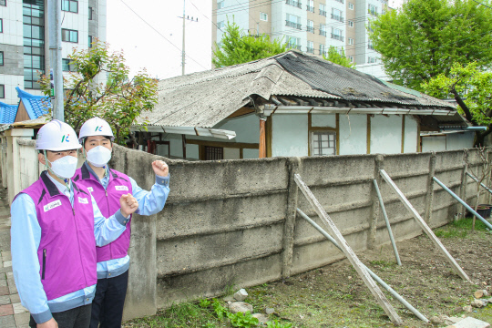 19일 금성백조 임직원들이 대전 중구 한 주택에서 주거개선 봉사활동을 하고 있다.사진=금성백조주택 제공
