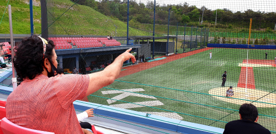 27일 한화이글스 카를로스 수베로 감독이 함평기아챌린저스 필드를 방문해 한화 2군 선수들의 경기를 보고있다. 사진=한화이글스 제공
