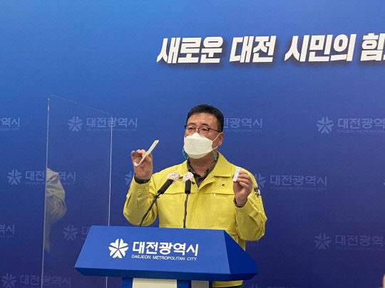 대전시 정해교 보건복지국장이 30일 코로나19 관련 브리핑에서 의료진이 사용하는 신속항원키트를 설명하고 있다. 사진=김용언 기자 

