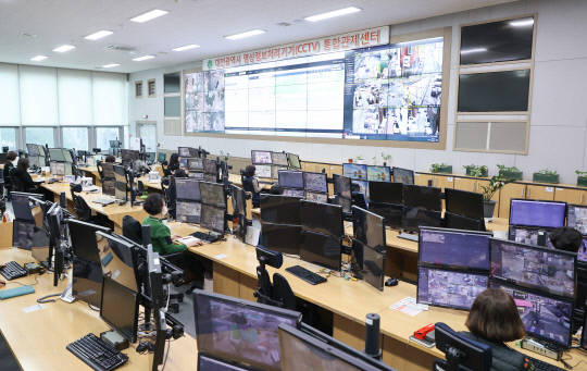 대전시 CCTV통합관제센터는 관제요원 61명, 경찰관 5명 등 73명이 24시간 실시간으로 교대근무를 하고, 5600여 대의 CCTV를 모니터링하고 있다.                                  사진=대전시 제공 
