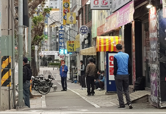 10일 오전 5시 50분쯤 대전 서구 도마동 소재의 한 인력사무소 앞. 이날 사무소 앞에는 구직자 10여명이 모여 일거리를 찾고 있었다. 사진=천재상 기자
