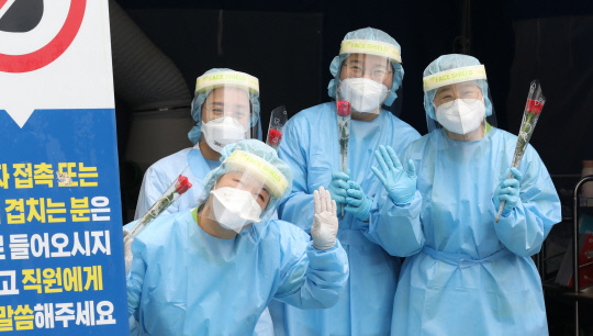 국제 간호사의 날 하루 앞둔 11일 대전 성모병원 선별진료소 간호사들이 병원으로부터 받은 장미꽃을 들고 환하게 웃고 있다. 신호철 기자

