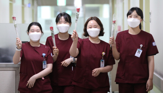 국제 간호사의 날 하루 앞둔 11일 대전 성모병원 간호사들이 병원으로부터 받은 장미꽃을 들고 환하게 웃고 있다. 신호철 기자
