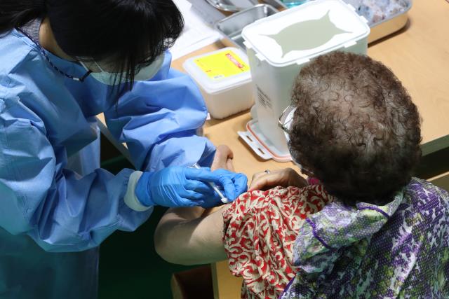 대전 중구 부사동 한밭체육관에 마련된 예방접종센터에서 의료진이 예방접종을 하고 있다.[사진=대전일보DB]
