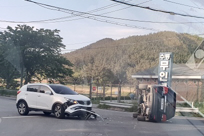 지난 9일 오후 6시쯤 근흥면 수룡리 저수지 교차로 부근에서 발생한 교통사고로 차량 한대가 전복돼 있다. 사진=이범묵 씨 제공
