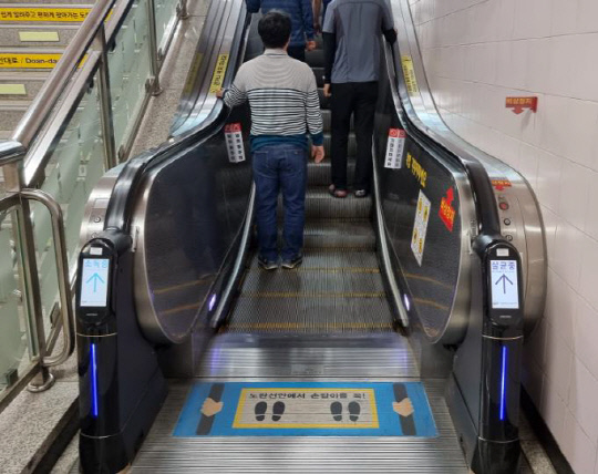 대전도시철도공사는 22개 모든 역사에 에스컬레이터 손잡이 자동 살균청소기를 설치했다. 사진=대전도시철도공사 제공 
