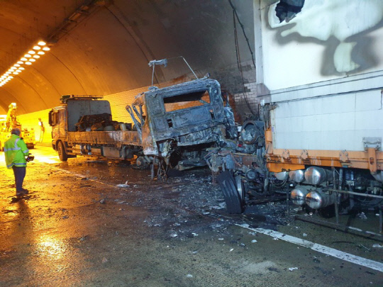 25일 오전 2시 40분쯤 충북 옥천 증약터널에서 승용차와 화물차 등 모두 8대가 추돌하는 사고가 발생했다. 이 사고로 2명이 숨지고 3명이 다쳤다. 사진=옥천소방서 제공
