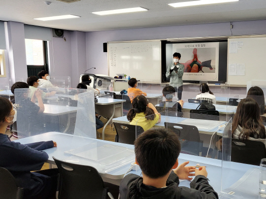 지난 28일 대덕구청소년어울림센터에서 초등학교 4-6학년 학생들이 `4차돌` 프로그램을 통해 `나만의 3D프린팅 드론 만들기`를 배웠다. 사진=조은솔 기자
