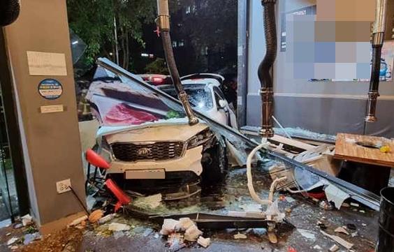 3일 밤 SUV 돌진 사고로 부서진 식당 내부 집기들 [사진=대전 유성소방서 제공]
