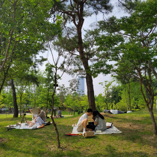 지난 5일 대전 서구 엑스포광장 일대 나들이객이 잔디밭에 돗자리를 펴고 휴식을 즐기고 있는 가운데, 거리두기를 안내하는 표지판이 없다.                           사진=박우경 기자
