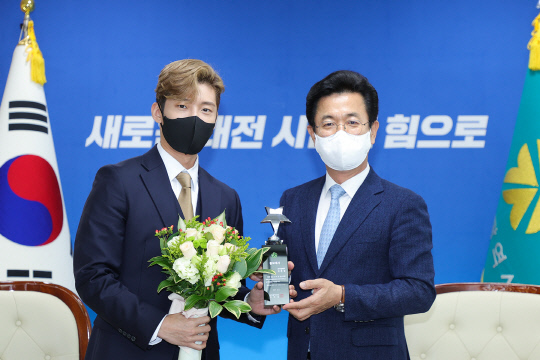 뮤지컬 배우 고은성(사진 왼쪽)이 8일 허태정 시장에게 대전시 홍보대사 위촉패를 받고 기념촬영을 하고 있다. 사진=대전시 제공 

