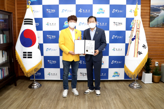 금유신(사진·좌측)회장이 김재종(사진·우측) 군수에게 장학금을 전달했다. 사진=옥천군 제공
