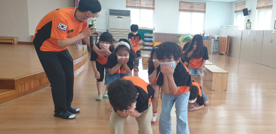 옥천삼양초유치원 어린이들이 피난대피훈련 모습. 사진=옥천소방서 제공
