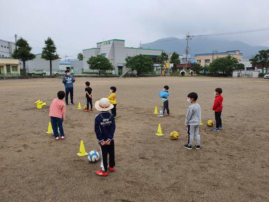 송악마을교육네트워크 프로그램 중 하나인 조기축구에 참여한 학생들이 건강한 아침을 맞이하고 있다.
사진=충남도교육청
