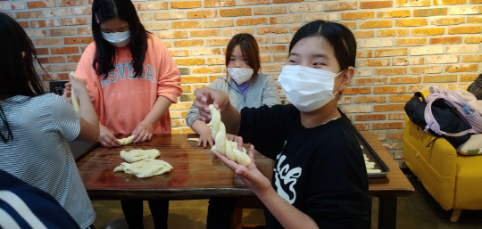 송악마을교육네트워크는 방과후학교 프로그램을 통해 제과제빵 등 진로와 적성계발을 위한 교육에도 앞장서고 있다.
사진=충남도 교육청
