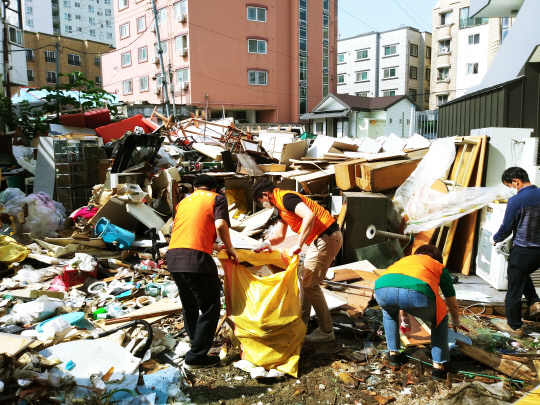 대전 중구청은 은행선화동복지만두레와 20일 대종로 529번길 공터에 쌓인 생활쓰레기 20여톤을 철거했다. 사진=중구청 제공
