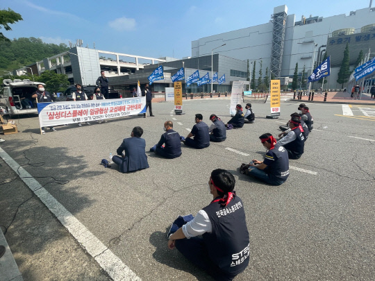 지난달 18일 오후 2시 30분 충남 아산시 탕정면 삼성디스플레이 아산2캠퍼스에서 삼성디스플레이 노조원들이 임금협상 결렬에 대한 규탄 집회를 하고 있다. 박하늘 기자
