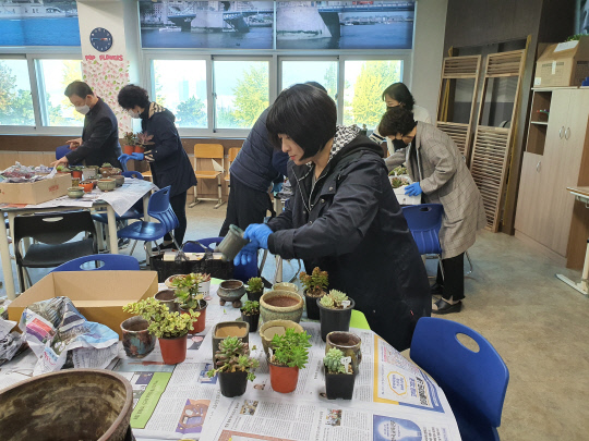청란여고 2학년 담임교사들이 `교사공동체의 날`에 공기정화 식물에 대해 함께 탐구하는 모습. 교사들은 다육식물을 심어 복도에 전시했다. 사진=대전시교육청 제공
