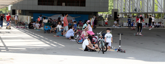 대전시의 강화된 사회적 거리두기 1.5단계 적용 이후 첫 휴일을 맞은 27일 대전 서구 엑스포시민광장을 찾은 시민들이 휴식을 취하고 있다. 신호철 기자
