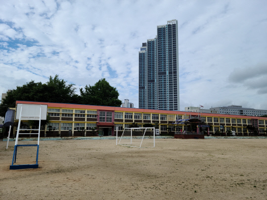 `천안군 관아지 시굴조사`를 앞둔 천안중앙초등학교 운동장 모습. 사진=윤평호 기자
