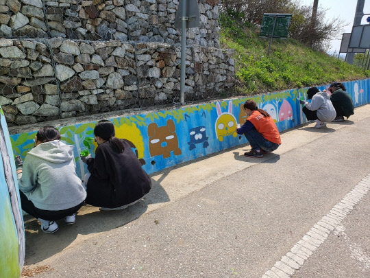 논산시 광석면 마을돌봄센터를 이용하는 학생들이 마을 벽화 그리기 프로그램을 진행하고 있다.
사진=충남도교육청 제공
