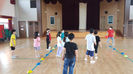 북창초등학교 학생들이 모두다(多)교육조합에서 운영하는 동아리 돌봄 프로그램 중 체육활동을 하고 있다.
사진=충남교육청 제공
