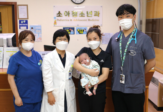 지난 15일 퇴원한 베트남 산모 레 씨와 아기, 단국대병원 의료진들이 기념촬영을 하고 있다. 사진=단국대병원 제공
