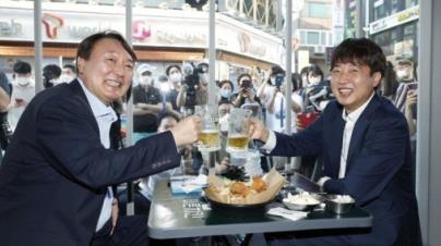 이준석 국민의힘 대표(오른쪽)와 윤석열 전 검찰총장이 25일 오후 서울 광진구의 한 음식점에서 `치맥회동`을 하고 있다
