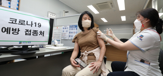 55세 이상에서 59세 이하 장년층에 대한 백신 예방접종이 시작된 26일 대전 유성구 한 의탁의료기관을 찾은 시민이 모더나 백신을 접종받고 있다. 신호철 기자
