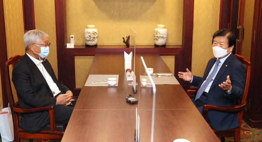 박병석(오른쪽) 국회의장과 유흥식 대주교가 27일 유성호텔에서 열린 오찬간담회에서 얘기를 나누고 있다. 사진=국회의장실 제공
