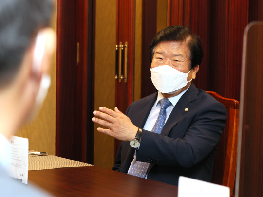 박병석(오른쪽) 국회의장이 27일 유성호텔에서 열린 유흥식 대주교 등과의 오찬간담회에서 얘기를 나누고 있다. 사진=국회의장실 제공
