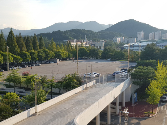 대전하나시티즌이 내년부터 25년 동안 경기장 운영권을 넘겨받는 대전월드컵 경기장이 어떤 모습으로 탈바꿈 할 수 있을지 주목된다. 사진은 주차장으로 활용중인 경기장 주변 모습. 사진=박상원 기자 
