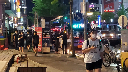 지난 27일 밤 10시쯤 대전 서구 둔산동 학원가에서 수업을 마친 학생들과 차량으로 인근 도로가 북적이고 있다. 사진=조은솔 기자
