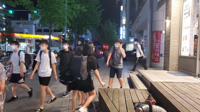 지난 9일 밤 10시쯤 대전 서구 둔산동 학원가에서 수업을 마친 학생들이 귀가를 하고 있다. 사진=조은솔 기자