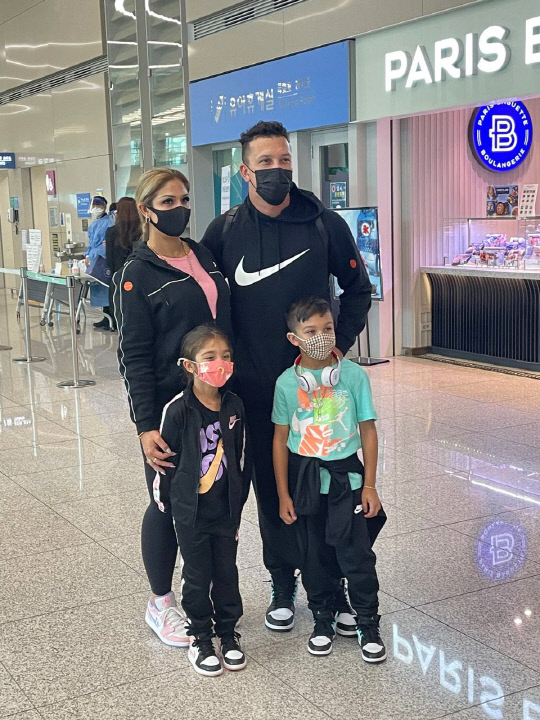 28일 오후 한화이글스의 새로운 외국인 타자 에르난 페레즈가 가족들과 함께 인천공항 제 2터미널을 통해 입국했다. 사진=한화이글스 제공 
